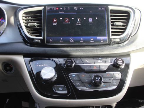 Used 2023 Chrysler Pacifica Touring-L FWD image 20
