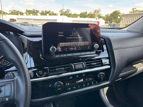 Used 2025 Nissan Pathfinder SV FWD image 20