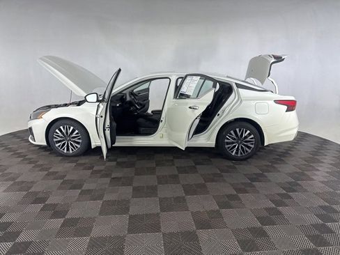 Used 2023 Nissan Altima 2.5 SV w/ SV Premium Package image 9