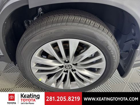 New 2026 Toyota Highlander Platinum image 15