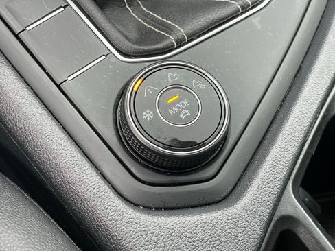 Certified 2022 Volkswagen Taos SE w/ Panoramic Sunroof Package image 26