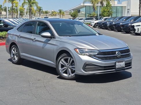Used 2022 Volkswagen Jetta SE w/ Panoramic Sunroof Package FWD image 2