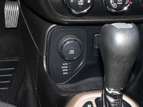 Used 2017 Jeep Renegade Latitude image 11