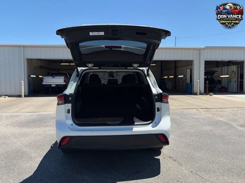 Used 2024 Toyota Highlander LE FWD image 21