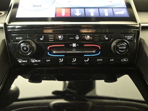 Used 2023 Jeep Grand Cherokee Limited w/ Luxury Tech Group II image 30