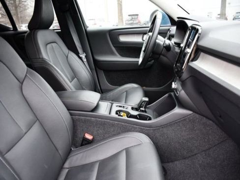 Certified 2025 Volvo XC40 B5 Core image 27