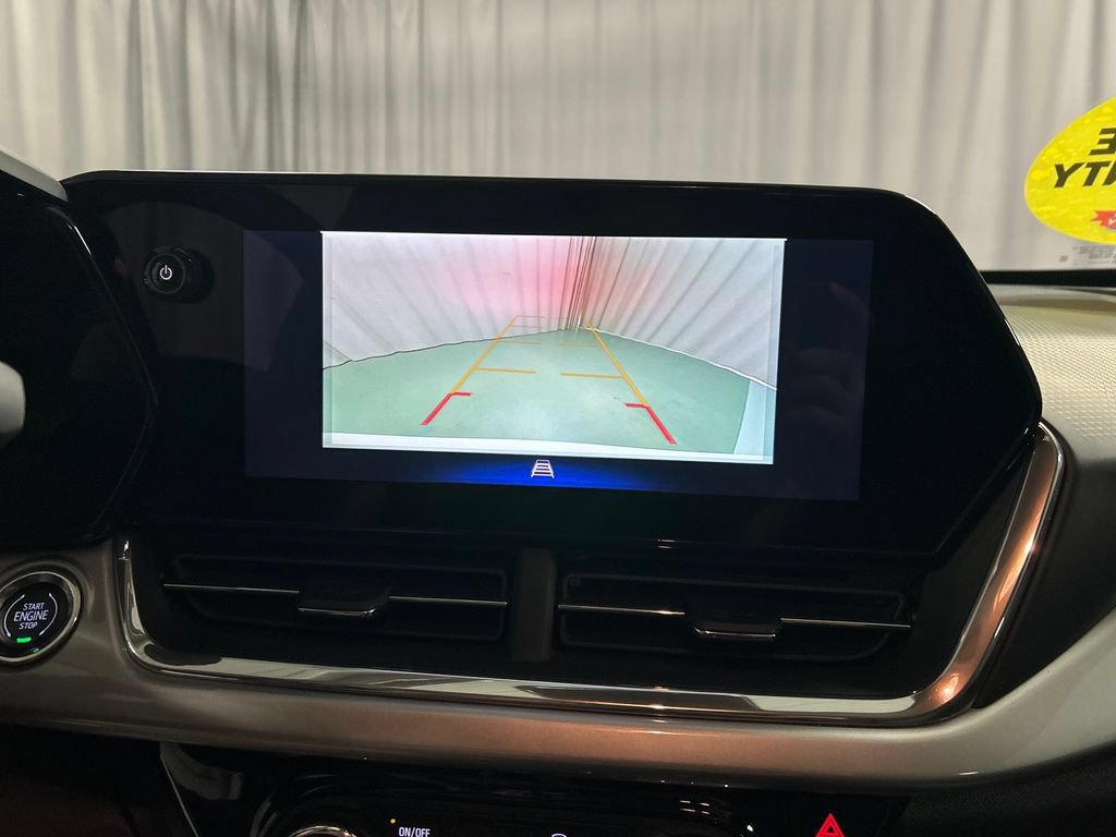 Used 2025 Chevrolet Trax LT FWD image 17