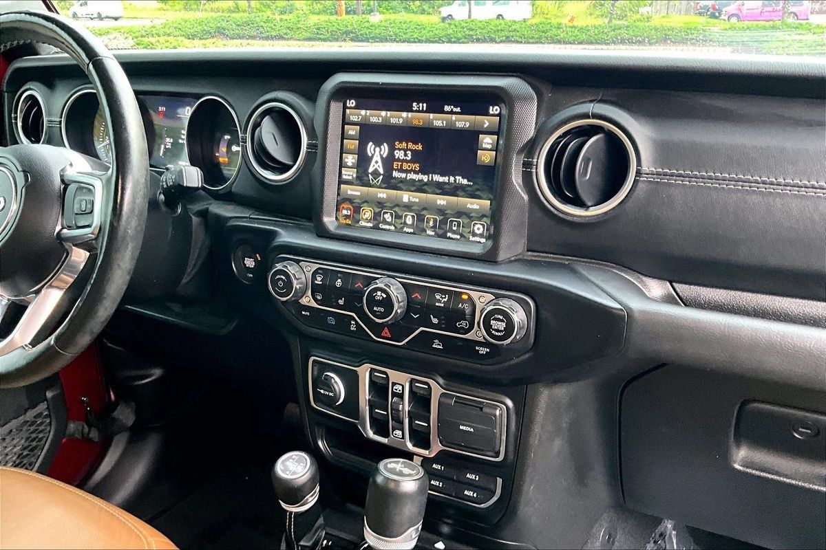 Used 2021 Jeep Wrangler Unlimited Sahara w/ Cold Weather Group AWD/4WD image 33