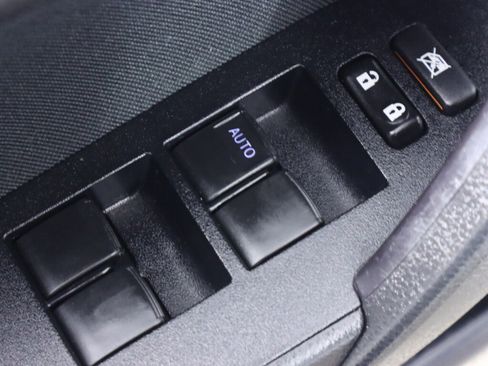 Used 2018 Toyota Corolla LE image 24