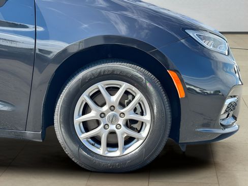 Used 2023 Chrysler Pacifica Touring-L FWD image 41