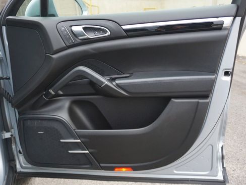 Used 2017 Porsche Cayenne Platinum Edition image 13