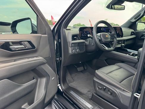 Used 2025 Chevrolet Suburban Premier AWD/4WD image 17