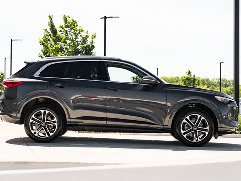 Certified 2025 Audi Q5 Premium w/ Premium Plus AWD/4WD image 3