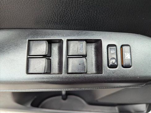 Used 2018 Toyota RAV4 LE FWD image 10