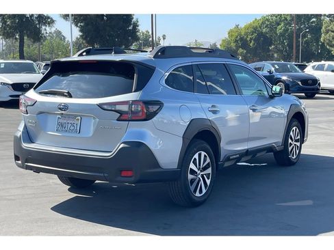 Used 2025 Subaru Outback Premium image 5