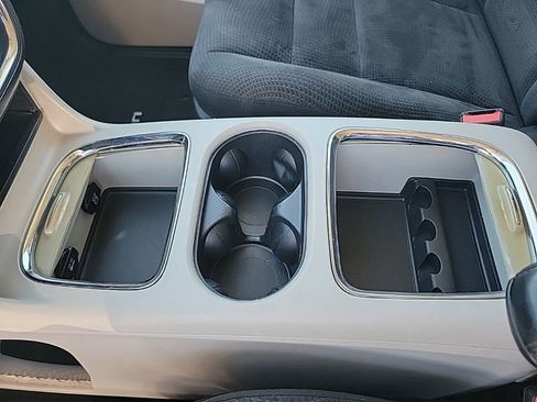 Used 2016 Dodge Grand Caravan SXT image 29