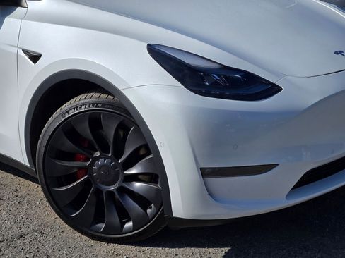 Used 2022 Tesla Model Y Performance AWD/4WD image 9