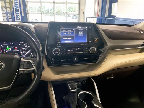 Used 2021 Toyota Highlander XLE AWD/4WD image 18