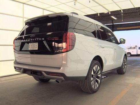 Used 2025 Ford Expedition Platinum w/ Driver's Package AWD/4WD image 3