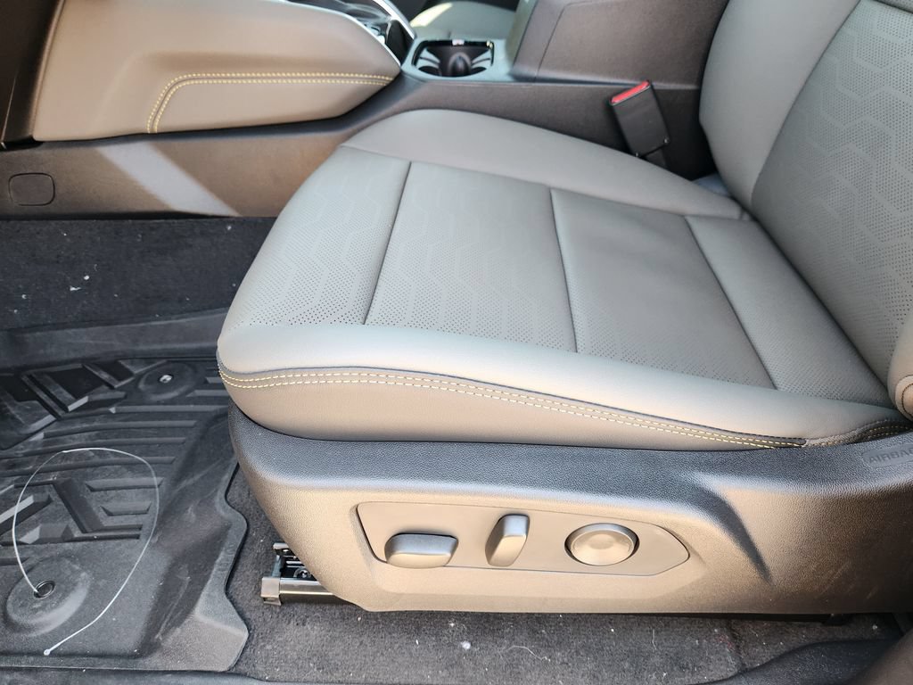New 2026 Chevrolet Colorado ZR2 w/ Technology Package AWD/4WD image 17