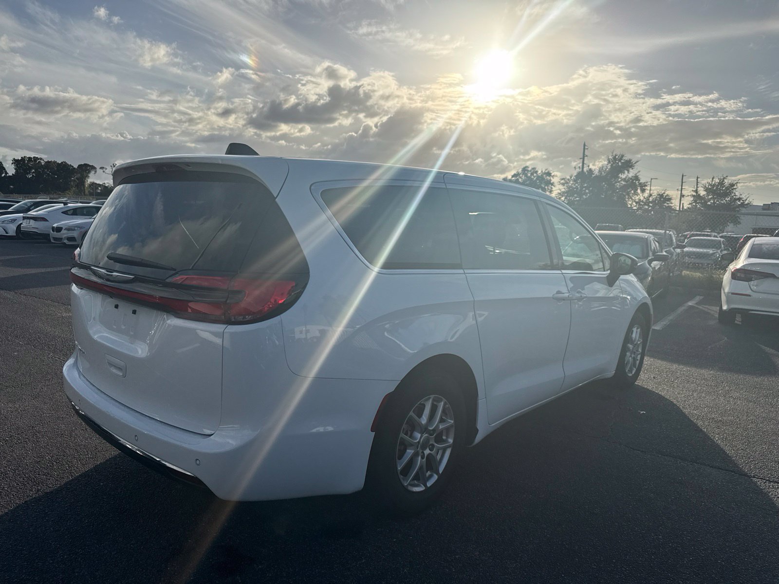 Used 2024 Chrysler Pacifica Touring-L FWD image 7