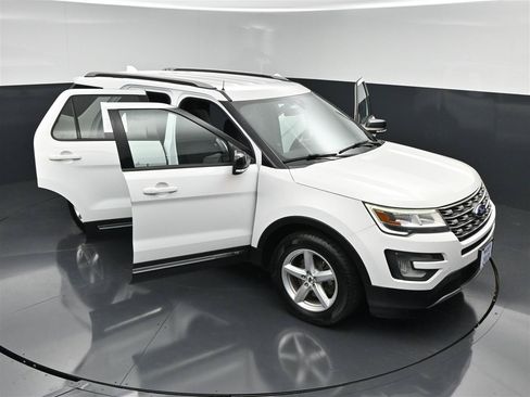 Used 2017 Ford Explorer XLT w/ Equipment Group 201A AWD/4WD image 35