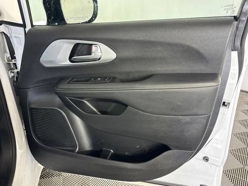 Certified 2024 Chrysler Pacifica Limited FWD image 37