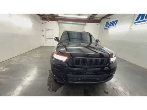 Used 2025 Jeep Grand Cherokee L Altitude AWD/4WD image 3