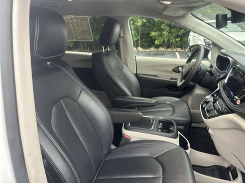 Used 2024 Chrysler Pacifica Limited FWD image 28