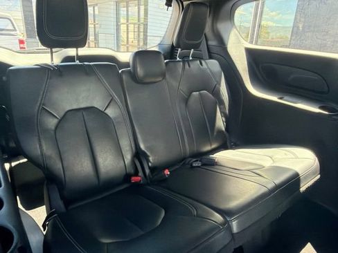 Used 2022 Chrysler Pacifica Touring-L w/ Uconnect Theater Family Group FWD image 17