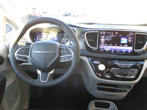 Used 2022 Chrysler Pacifica Touring-L image 12