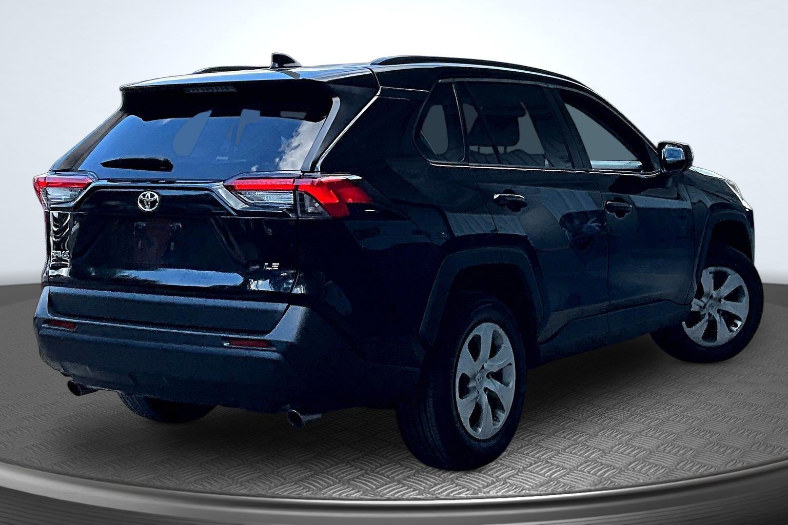 Used 2021 Toyota RAV4 LE FWD image 5