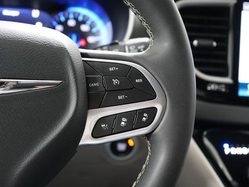 Used 2024 Chrysler Pacifica Touring-L FWD image 18