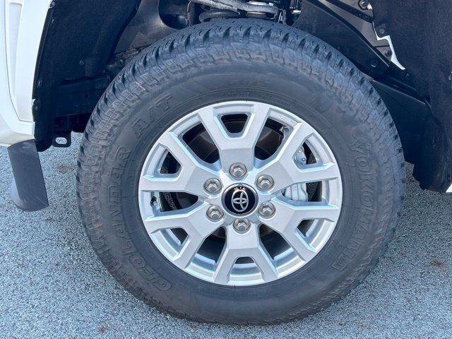 Used 2025 Toyota Tacoma SR5 AWD/4WD image 18