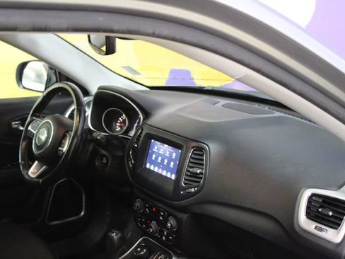 Used 2020 Jeep Compass Latitude AWD/4WD image 12