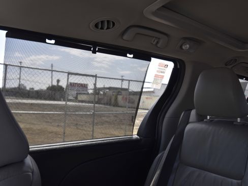 Used 2014 Toyota Sienna Limited w/ Limited Premium Package image 24