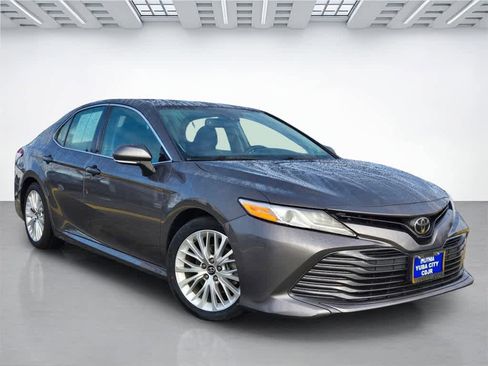 Used 2019 Toyota Camry XLE image 8