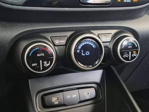 Used 2025 Hyundai Venue SEL FWD image 17