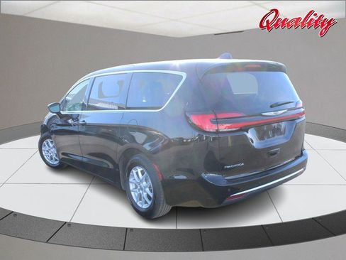Used 2024 Chrysler Pacifica Touring-L image 5