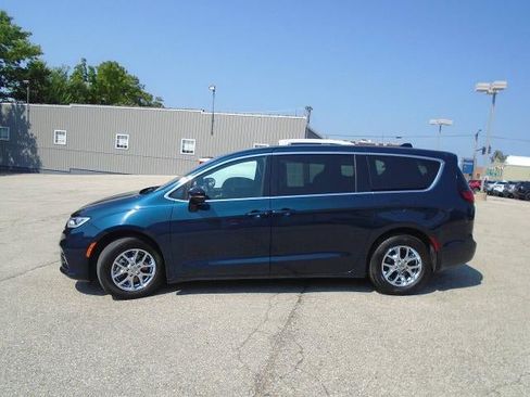 Used 2025 Chrysler Pacifica Select FWD image 4