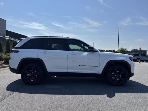 Used 2023 Jeep Grand Cherokee Limited w/ Black Appearance Package AWD/4WD image 11