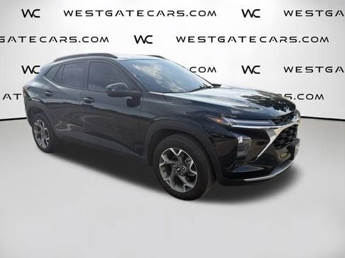 Used 2025 Chevrolet Trax LT w/ LT Convenience Package FWD image 4