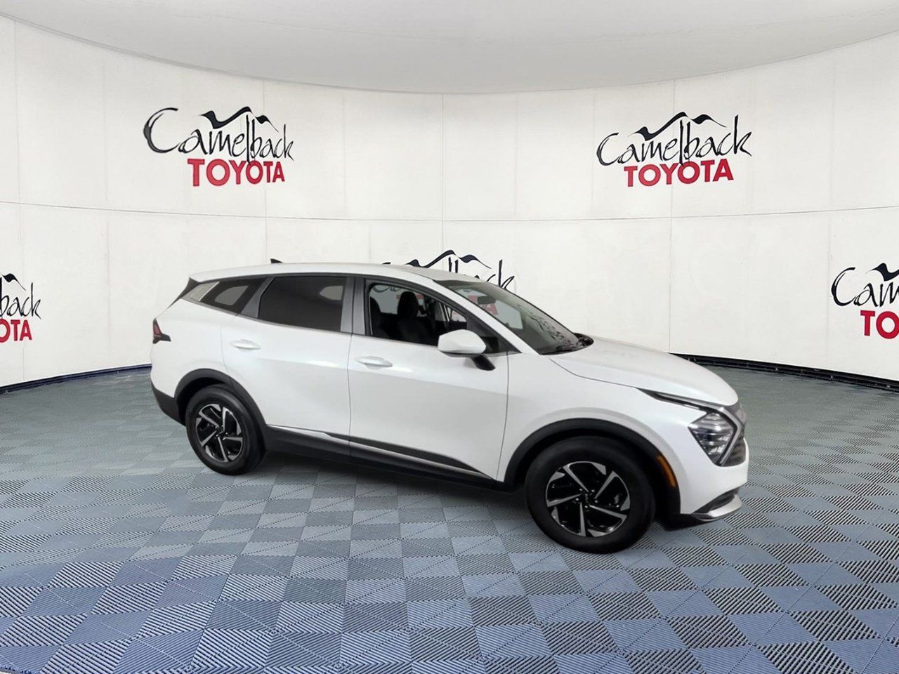 Used 2025 Kia Sportage LX FWD image 2