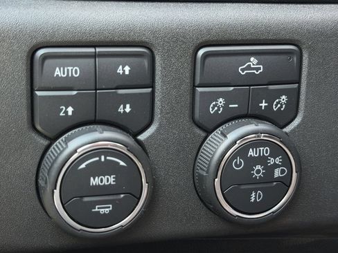 Used 2024 Chevrolet Silverado 2500 LT AWD/4WD image 15