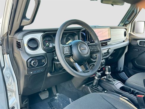 Used 2024 Jeep Wrangler Unlimited image 9