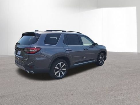 Used 2025 Honda Pilot Touring image 10