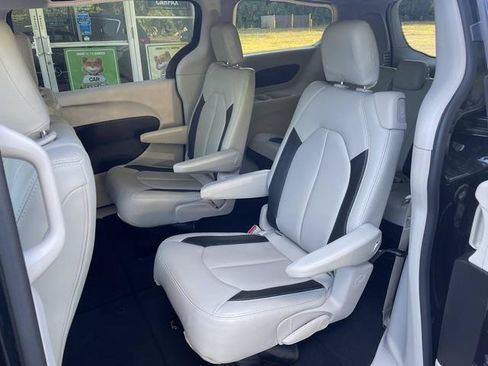 Used 2017 Chrysler Pacifica LX FWD image 14