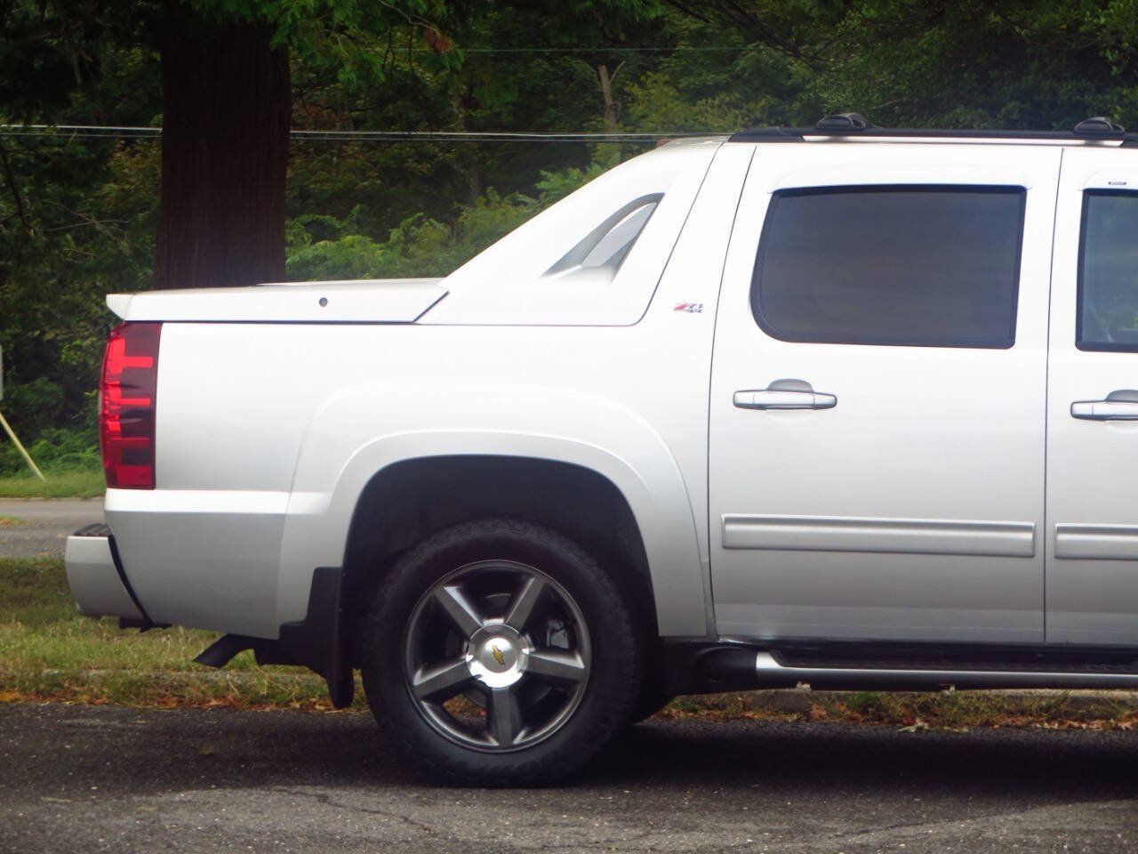 Used 2011 Chevrolet Avalanche LT w/ Luxury Package AWD/4WD image 32
