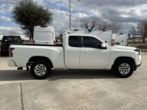 Used 2024 Nissan Frontier SV w/ Technology Package image 3