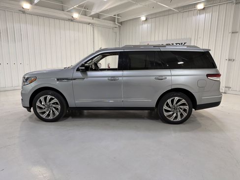 Used 2022 Lincoln Navigator Reserve image 2